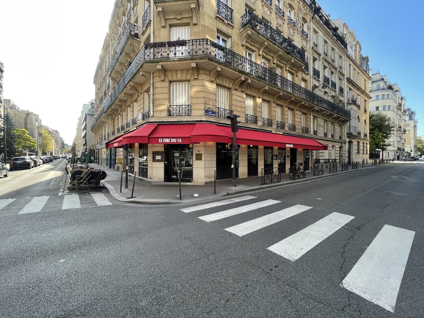 Façade rouge du restaurant Le Zinc du 16 à Paris